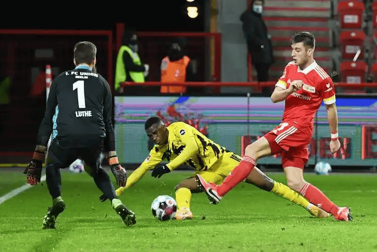 德甲卡位生死局！门兴VS斯图加特前瞻：主场低迷遇客场劲旅，黑马冲四能否破局？